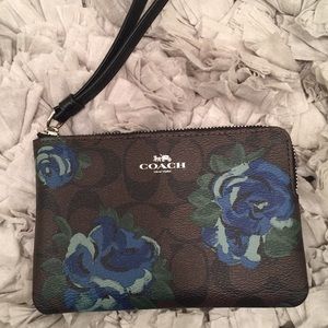 SALE 🎁 Signature floral wristlet.